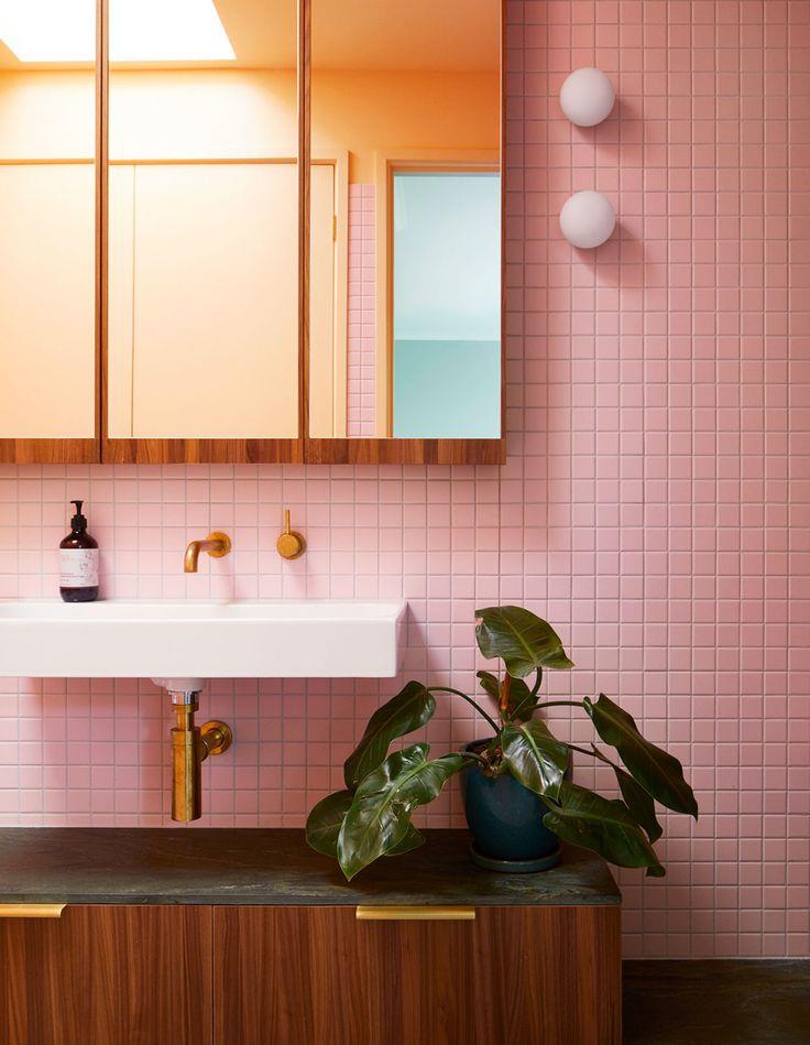 Bagno con piastrelle rosa