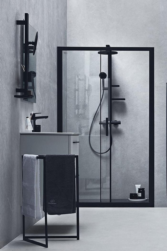 Bagno con portalavabo, specchio, cabina doccia e portasciugamani Ideal Standard
