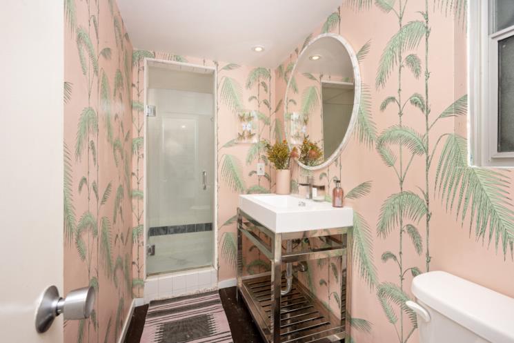 Bagno con carta da parati