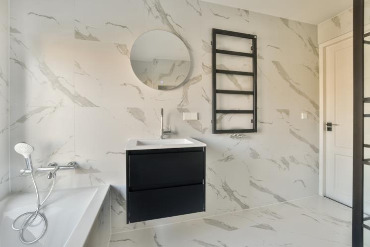 Bagno con pareti e pavimento in marmo 