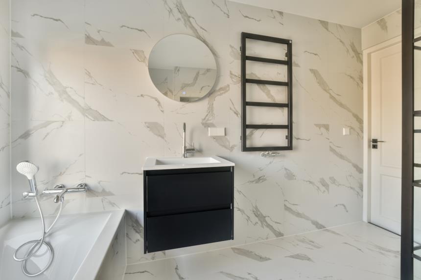 Bagno con pareti e pavimento in marmo 