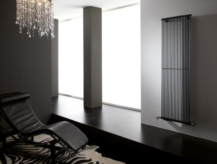 Stanza con termosifone nero Deltacalor Hegoline