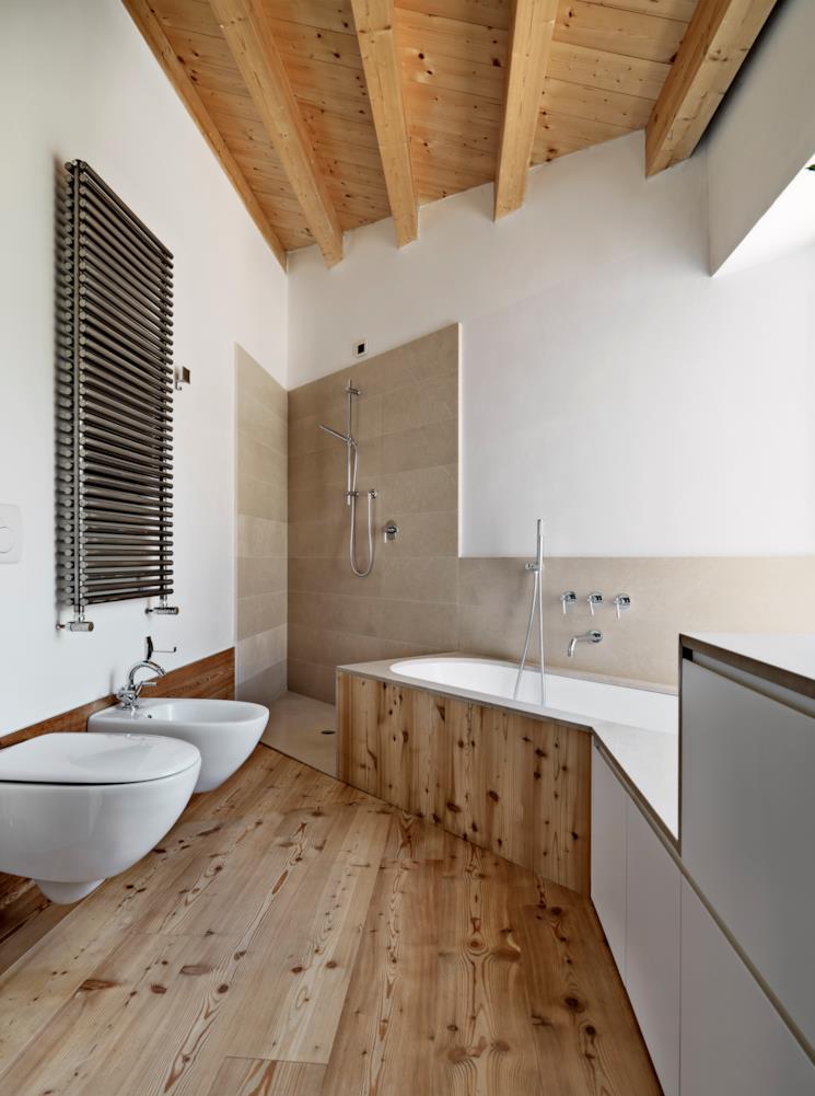 Bagno con parquet e termoarredo