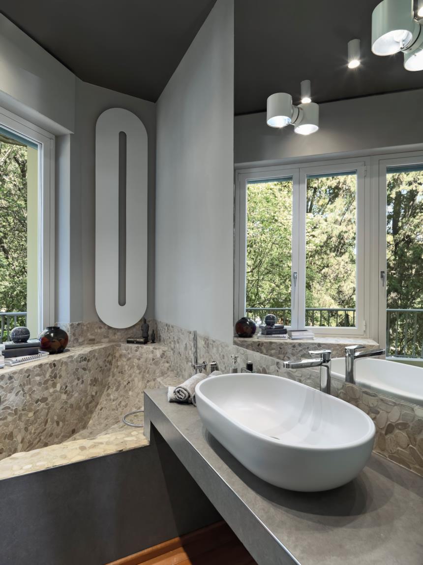 Bagno con lavabo da appoggio