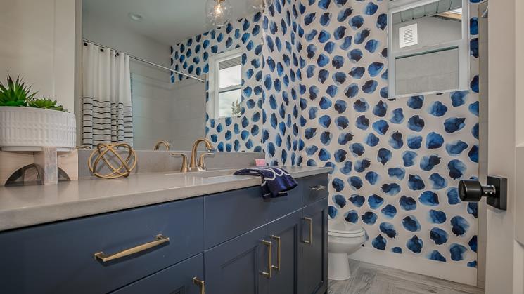 Porta lavabo con mobile con cassetti blu e maniuglie bronzo