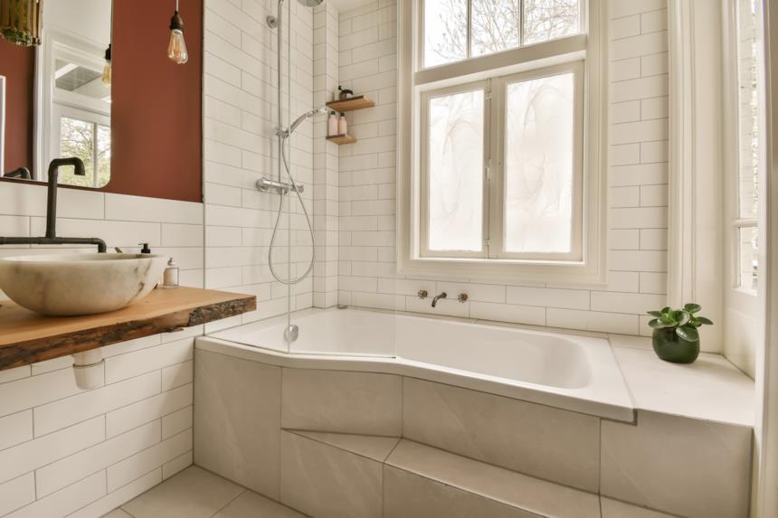 Vasca con doccia asimmetrica