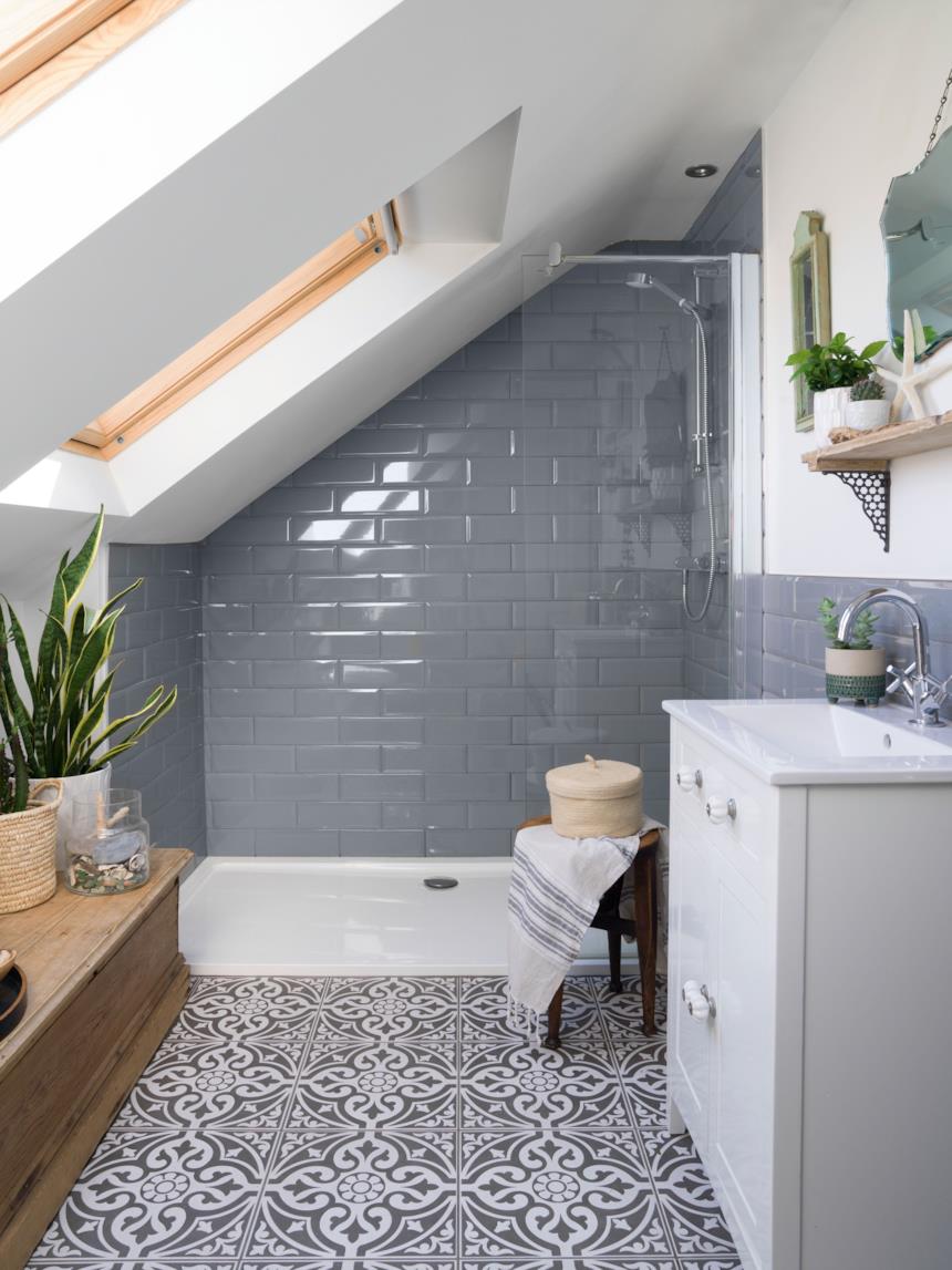 Bagno mansardato mattonelle retrò