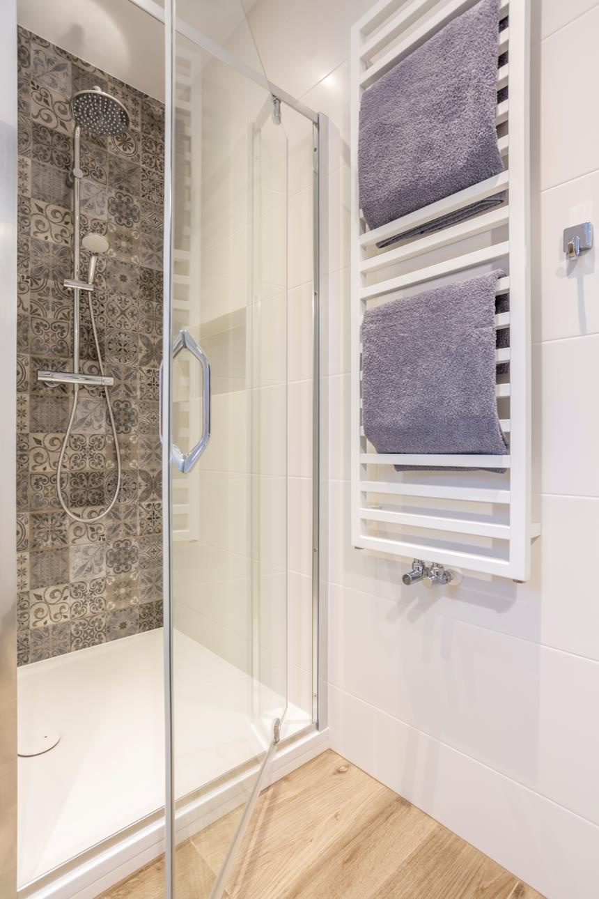 Box doccia decorato con piastrelle 