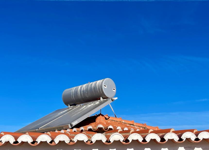 Pannello solare termico con boiler sul tetto di una casa