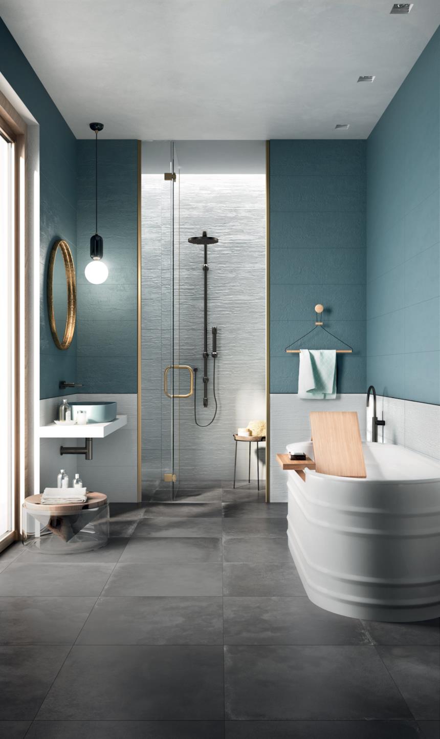 Bagno con piastrelle azzurre e sanitari bianchi