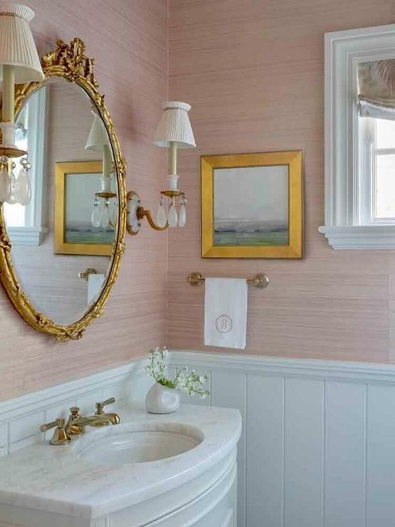 Bagno barocco con specchiera e rubinetteria oro