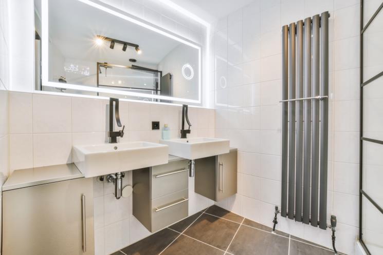 Termoarredo collocato in un bagno moderno