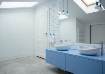 Bagno bianco e blu: eleganza e stile