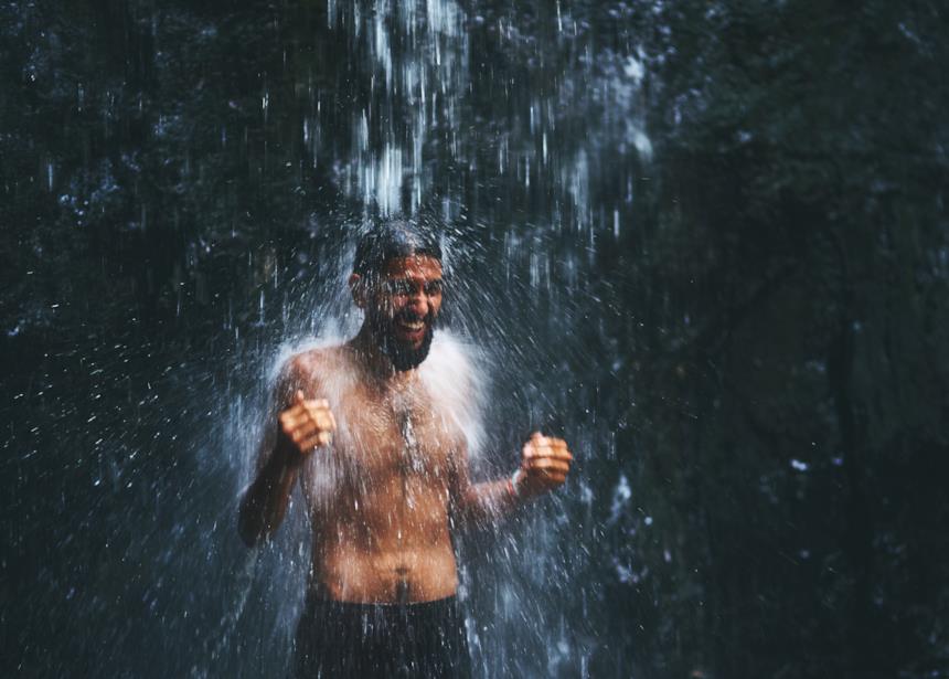Uomo sotto un getto d'acqua fredda 