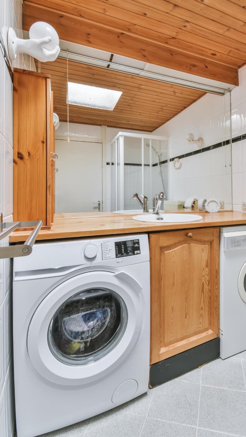 Foto di una lavatrice inserita nel mobile porta lavello