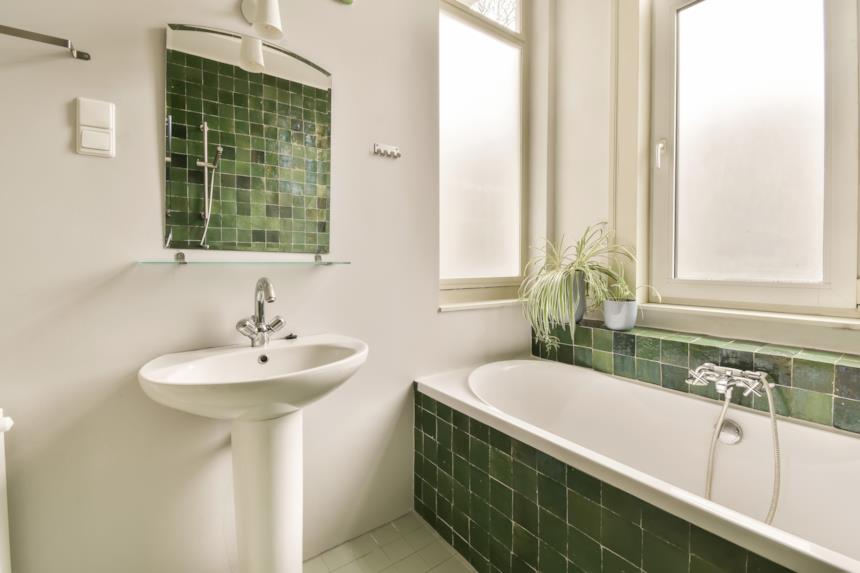 Bagno con vasca a incasso e lavabo a colonna 
