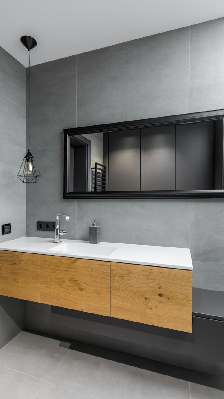 Bagno grigio con porta lavabo in legno