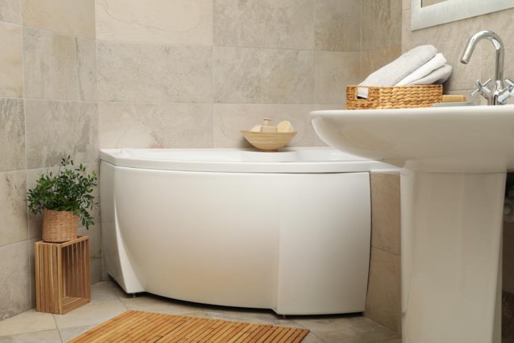 Vasca con sportello in un angolo del bagno