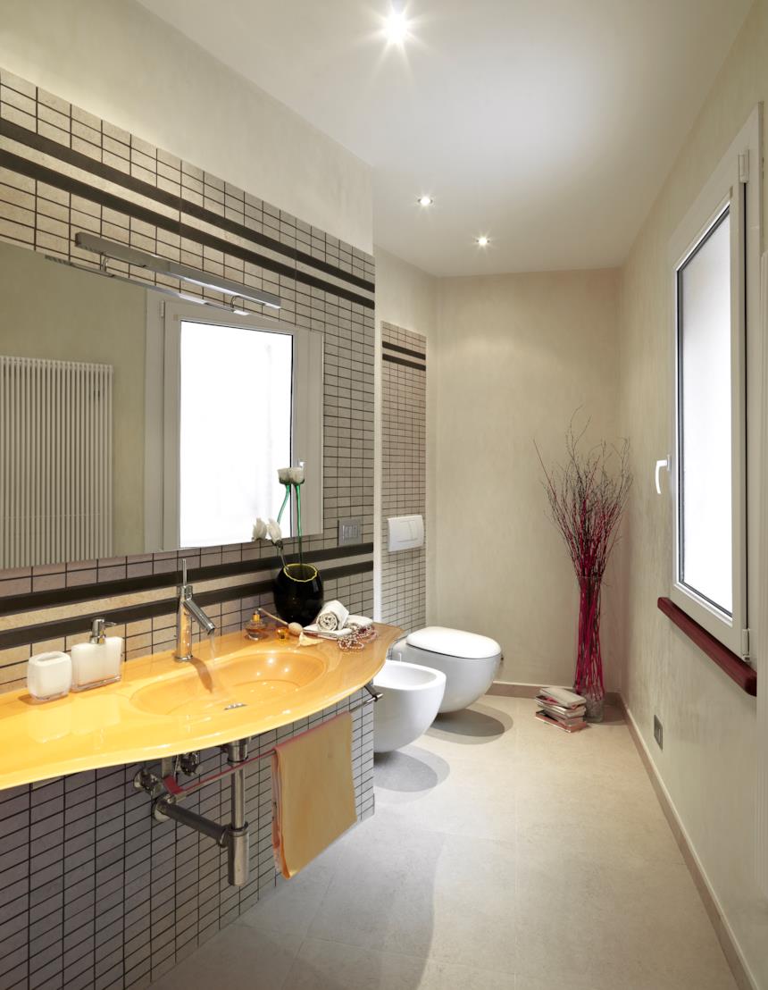 Bagno grigio chiaro con lavabo giallo 