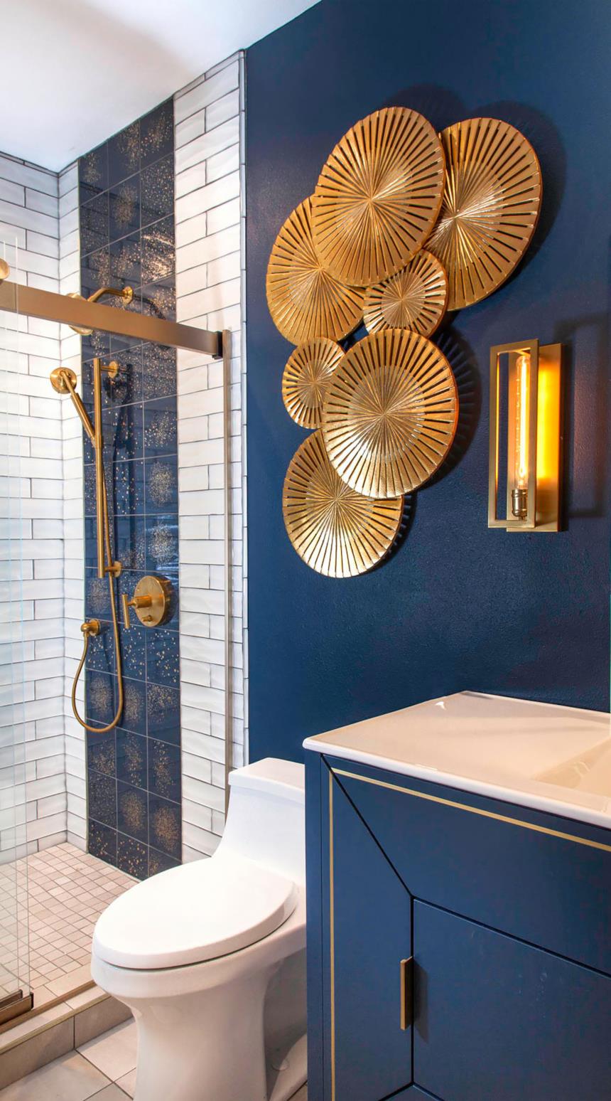 Bagno con pareti, piastrelle e mobile blu