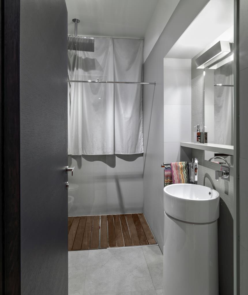 Bagno in camera con lavello a colonna moderno 