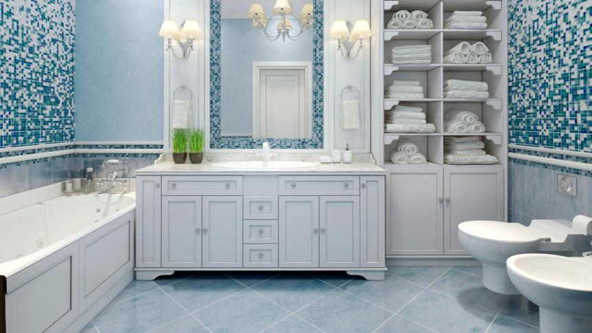 Bagno con piastrelle azzurre e arredi bianchi 