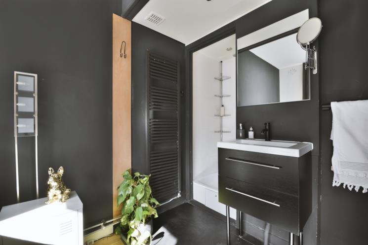 Bagno con rubinetteria nera con finitura satinata 