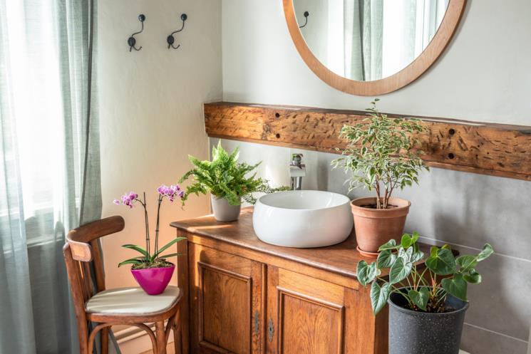 Lavabo in ceramica su mobile in legno