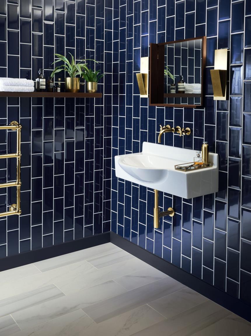 Bagno blu con pavimento grigio 