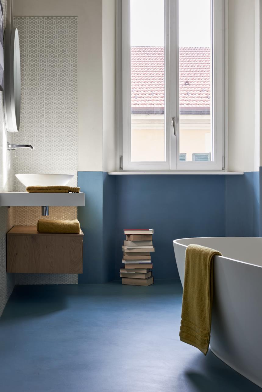 Bagno con pareti e pavimento in resina 