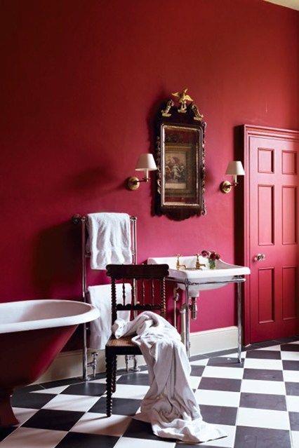 Foto di un bagno con pareti, porta e vasca da bagno rossa