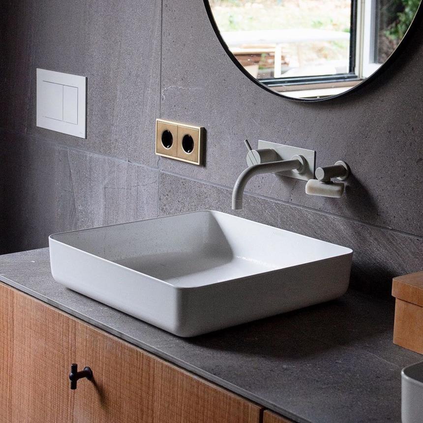 Rubinetto grigio opaco a muro