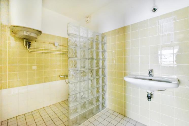 Bagno con piastrelle gialle zona doccia 