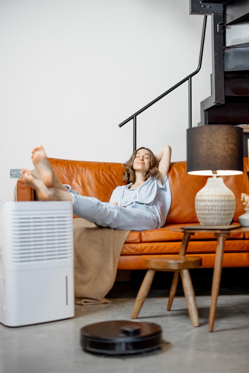 Donna i piedi posati su un deumidificatore portatile 