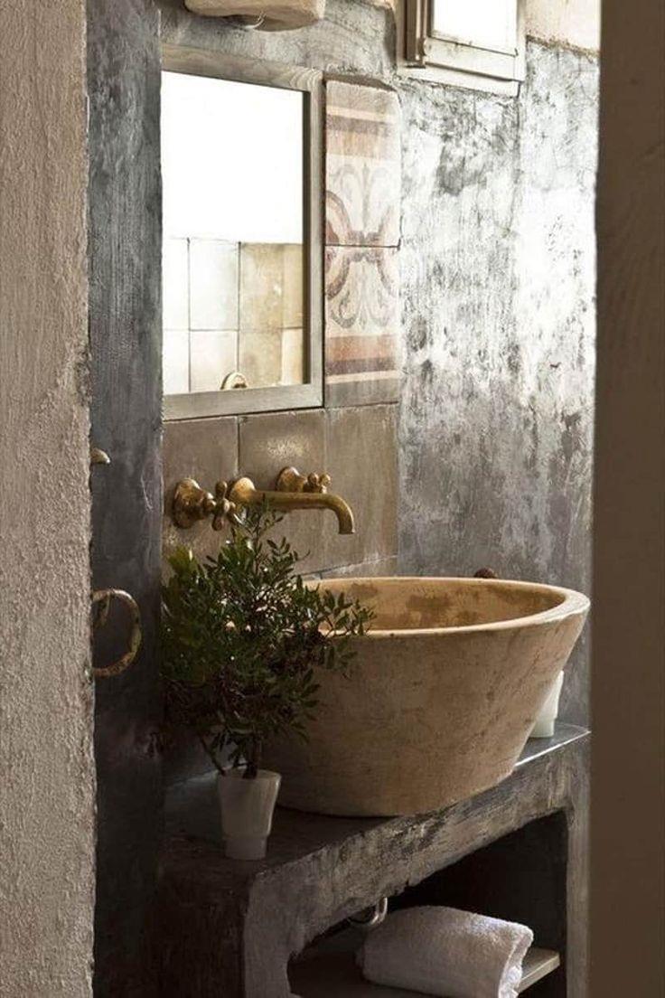 Lavello in pietra da appoggio su mobile in legno grezzo 