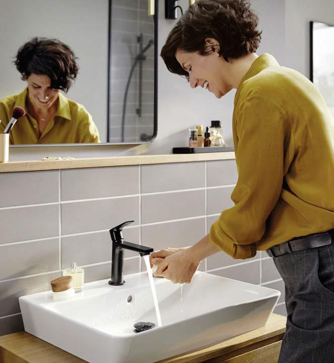 Donna si lava le mani in un lavandino Hansgrohe