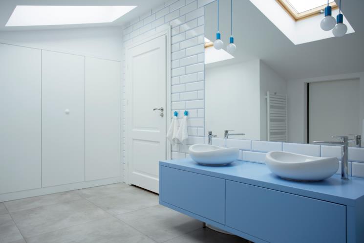 Bagno bianco e azzurro