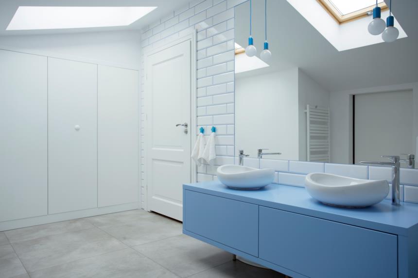 Bagno bianco e azzurro