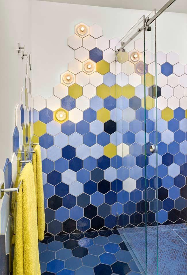 Bagno con parete a mosaico blu e gialla 