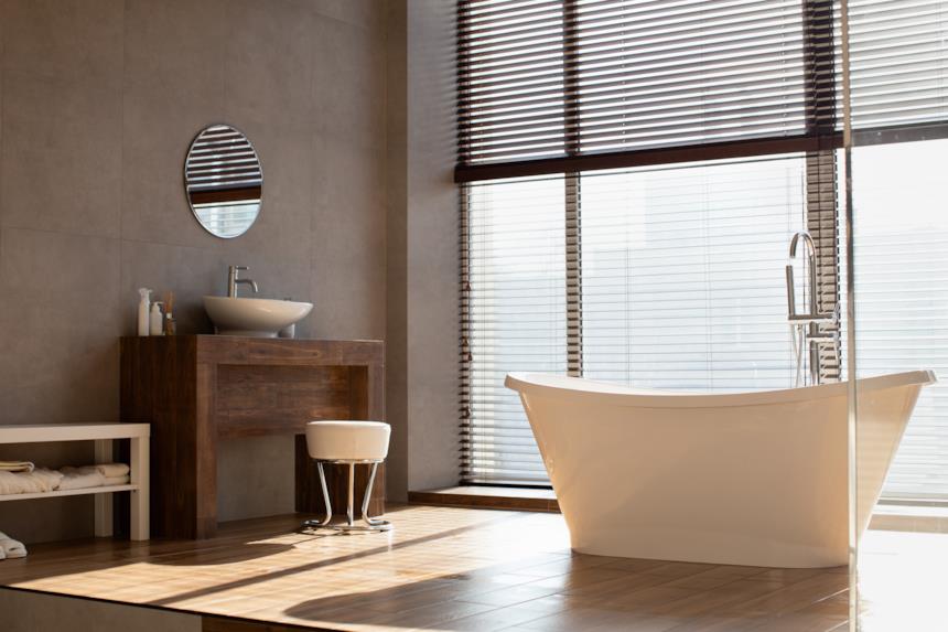 Bagno elegante con vasca freestanding