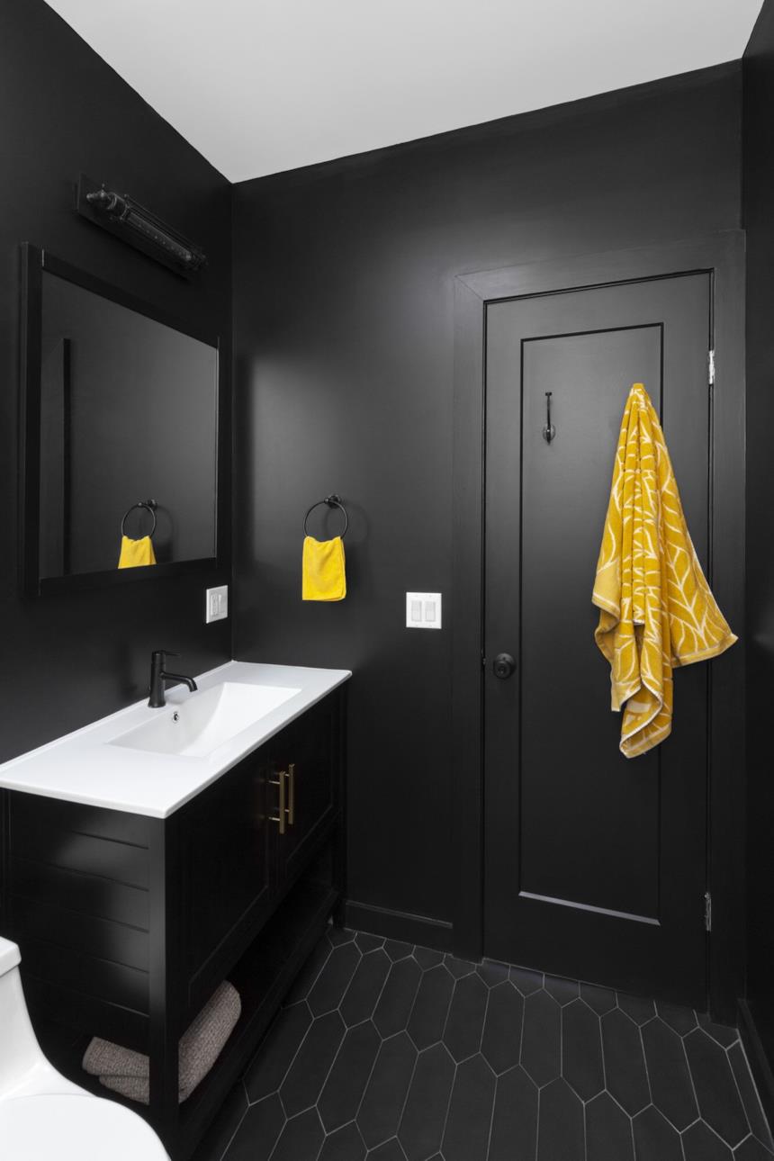 Bagno con pareti dipinte di nero