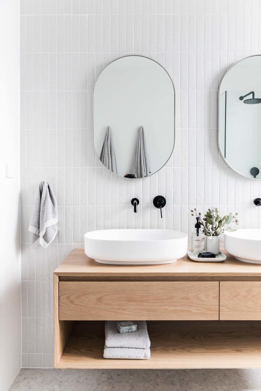 Bagno in stile scandinavo bianco e legno