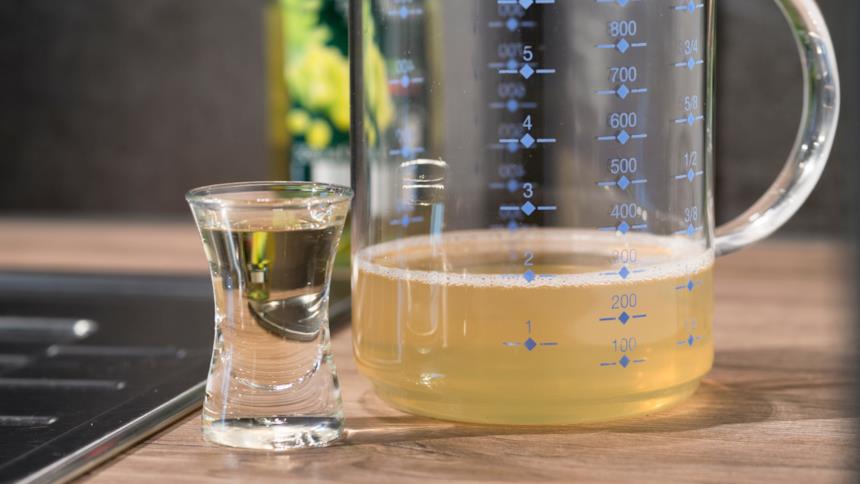 Aceto bianco in un misuratore