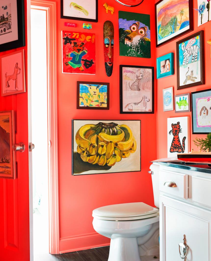 Parete colorata con quadri pop art