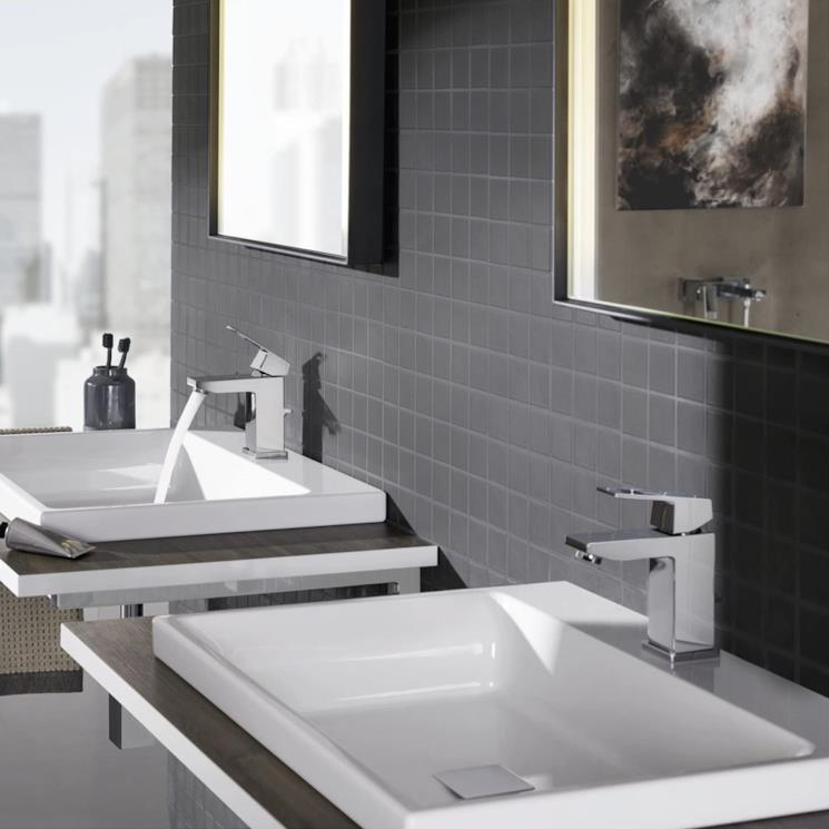 Bagno moderno con rubinetti cromati Eurocube di Grohe