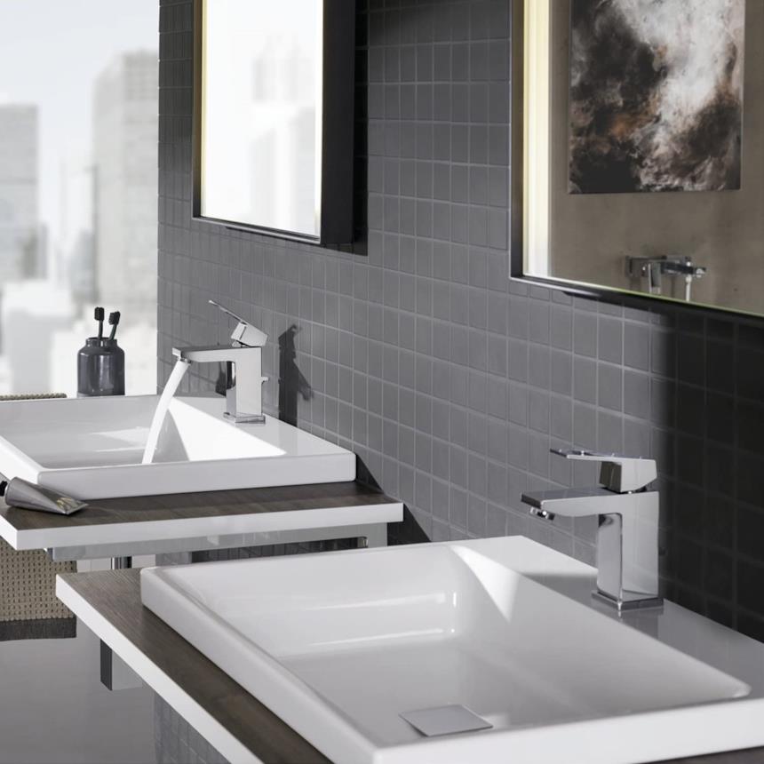 Bagno moderno con rubinetti cromati Eurocube di Grohe