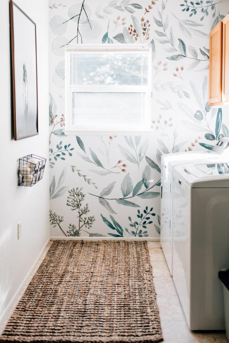 Lavanderia con carta da parati