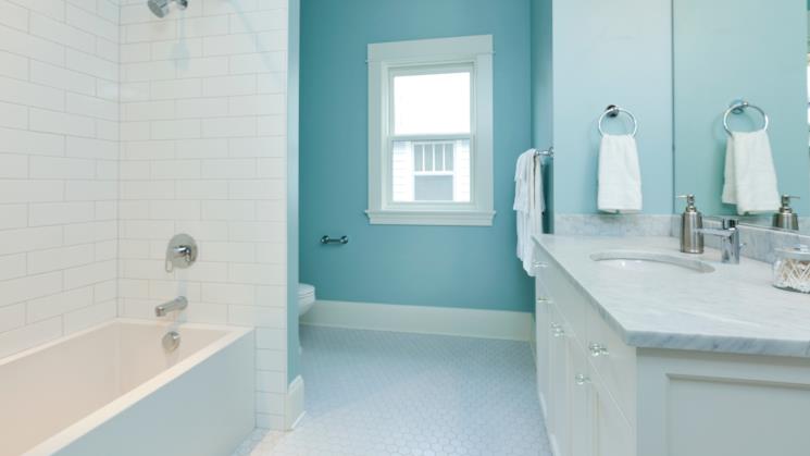 Bagno azzurro con arredi bianchi