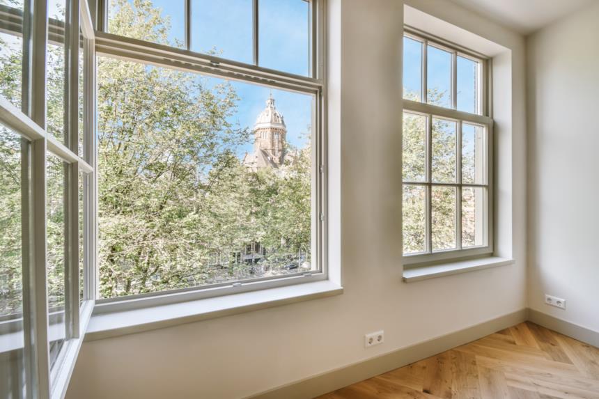 Finestra aperta in casa 