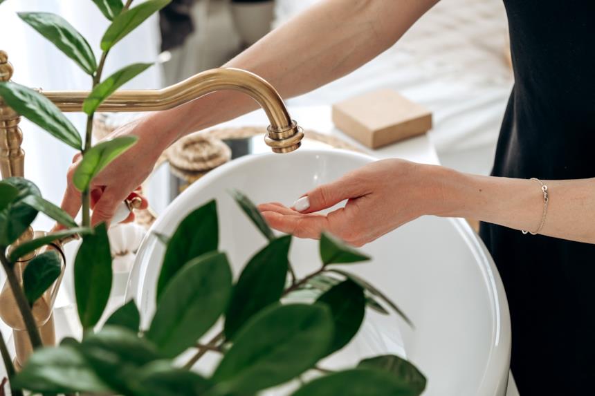 Donna chiude il rubinetto